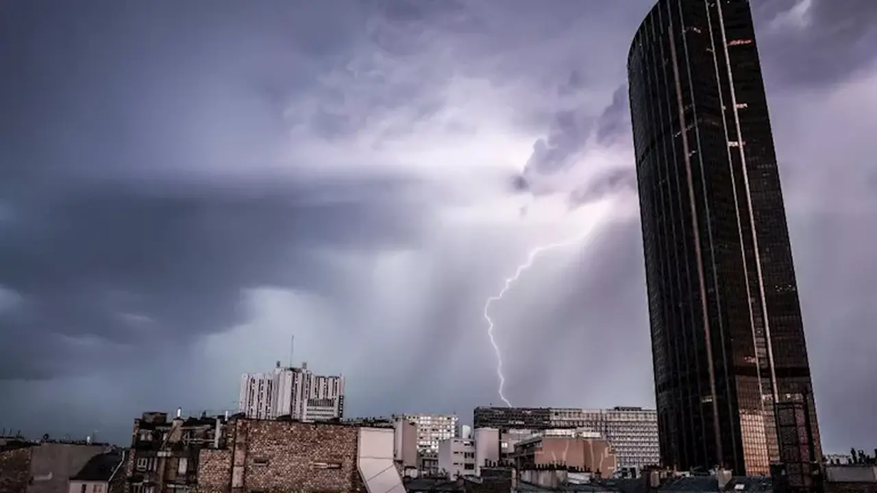 عشرات الضحايا والمصابين.. عاصفة مدمرة تضرب سواحل فرنسا وإسبانيا بفيضانات عارمة